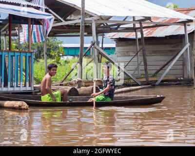 Belen, Perù- Dic 2019:Bambini in barca tra case galleggianti nella pianura alluvionale del fiume Itaya, la parte più povera di Iquitos - Belén. Venezia di la Foto Stock