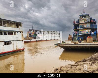Caballococha, Perù - Sep, 2019: Traghetti sulla riva del Rio delle Amazzoni durante il mare a bassa acqua. Amazzonia, Sud America. Foto Stock