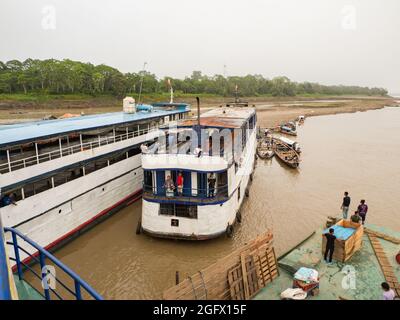 Caballococha, Perù - Sep, 2019: Vista panoramica dei traghetti sulla riva del Rio delle Amazzoni durante il mare a bassa acqua. Sud America. Foto Stock