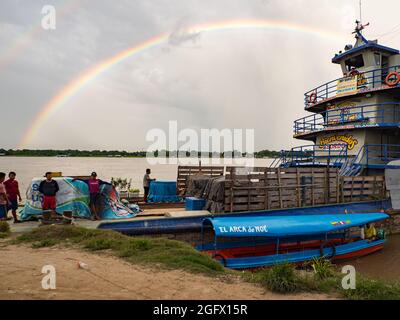 Rio delle Amazzoni, Perù - 07 dicembre 2019: Vista della barca lenta "aria Fernanda" e arcobaleno nel piccolo porto sul fiume Amazzonia. Amazzonia. America del Sud Foto Stock