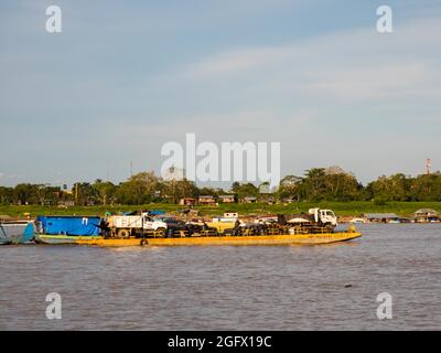 Santa Rosa, Perù - Dic, 2017: Trasporto molte auto attraverso il fiume Amazon sulla piattaforma galleggiante. Rio delle Amazzoni, Amazzonia. Confine della Colombia, Foto Stock