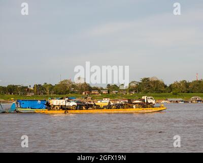 Santa Rosa, Perù - Dic, 2017: Trasporto molte auto attraverso il fiume Amazon sulla piattaforma galleggiante. Rio delle Amazzoni, Amazzonia. Confine della Colombia, Foto Stock