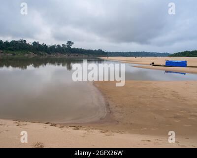 Amazzonia. America Latina. Settembre, 2017: Barca sulla spiaggia sabbiosa di Amazzonia durante la bassa stagione delle acque. Amazzonia. America Latina Foto Stock