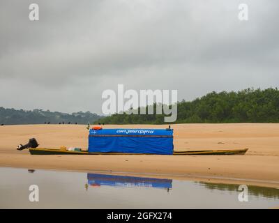 Amazzonia. America Latina. Settembre, 2017: Barca sulla spiaggia sabbiosa di Amazzonia durante la bassa stagione delle acque. Amazzonia. America Latina Foto Stock