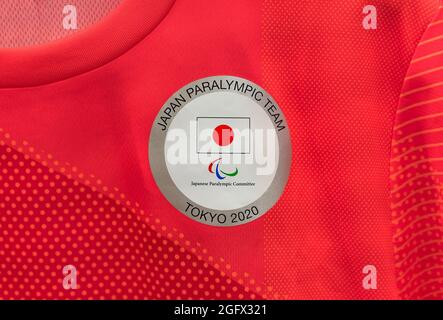 tokyo, giappone - agosto 24 2021: Primo piano sulla T-shirt ufficiale di colore arancione della Japan Paralympic Team usata dagli atleti e adornata con la nazionale fl Foto Stock