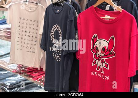 tokyo, giappone - agosto 24 2021: T-shirt ufficiali raffiguranti la mascotte delle Paralimpiadi che significa così possente e l'emblema a scacchi armonizzato di Oly Foto Stock