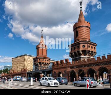 Oberbaumbrücke, ponte Oberbaum sul fiume Sprea, il ponte collega Kreuzberg al Friedrichshain.in Berlino Foto Stock