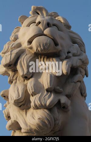 La Statua del leone della South Bank, il Ponte di Westminster, Londra. Foto Stock