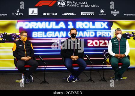 Spa-Francorchamps, Belgio. 27 agosto 2021, la FIA Press Conference (da L a R): Andreas Seidl, Amministratore Delegato McLaren; Laurent Rossi (fra) Amministratore Delegato Alpine; Otmar Szafnauer (USA) Aston Martin F1 Team Principal e CEO. Gran Premio del Belgio, venerdì 27 agosto 2021. Spa-Francorchamps, Belgio. FIA Pool Image for Editorial Use Only Credit: James Moy/Alamy Live News Foto Stock