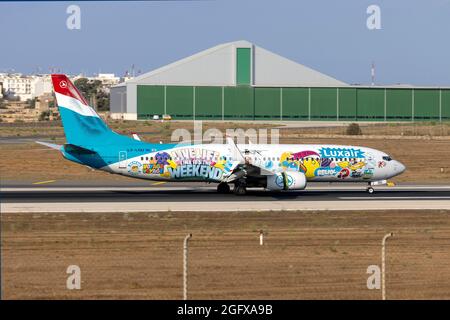 Luxair 'Somo Artwork' livrea Boeing 737-8C9 (Reg.: LX-LGU) arrivando da Lussemburgo. Foto Stock