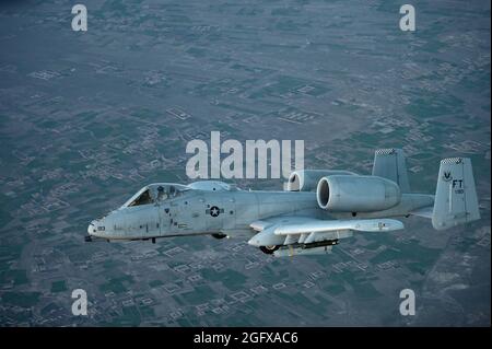 Kyle Babbitt, 75esimo 10 pilota di Thunderbolt II, combattente di guerra, vola un sortie di combattimento, 2 aprile 2014, sopra il nord-est, Afghanistan. Babbitt è un nativo di Houston. L'A-10 Thunderbolt II è il primo aereo dell'aeronautica progettato appositamente per il supporto aereo delle forze del suolo. Durante questa sortie, L’A-10 forniva delle capacità di sostegno in aria per far funzionare le forze di terra della coalizione Enduring Freedom. (STATI UNITI Air Force foto di Tech. SGT. Jason Robertson/rilasciato) Foto Stock