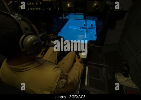 U.S. Air Force staff Sgt. Mike Marquez, 908th Expeditionary Air Refeling Squadron KC-10 Extender Advanced Aerial Tanker and Cargo Aircraft boom operator, detiene un boom di rifornimento aereo stabile durante il rifornimento di UN A-10 Thunderbolt II dal 75th Expeditionary Fighter Squadron, Bagram Airfield, Afghanistan, 2 aprile 2014, Sopra il nord-est, Afghanistan. La A-10 Thunderbolt II, pilotata da Capt. Nick Harris, è il primo aereo dell'Aeronautica militare progettato appositamente per il supporto aereo delle forze del suolo. Il KC-10 Extender ha fornito il rifornimento aereo agli aerei della coalizione che operano in Afghanistan Foto Stock