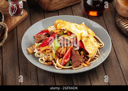 Tagliatelle asiatiche di agman guiru Foto Stock