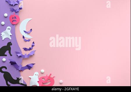 Cute Halloween sfondo con gatti neri kawaii, vivaci pipistrelli di carta viola, zucche rosa, dolci di zucchero e divertenti fantasmi bianchi. Piatto posare su rosa e. Foto Stock