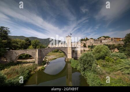 Il ponte e il fiume Fluvia a Besalu, Girona, Catalogna, Spagna Foto Stock