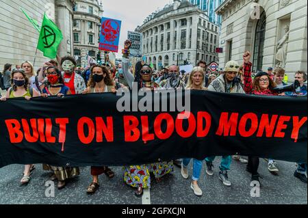 Londra, Regno Unito. 27 ago 2021. Raduno alla Banca - la ribellione di estinzione continua le sue due settimane con una marcia di soldi del sangue nella città, sotto il nome di ribellione impossibile. Ha cominciato alla banca ed è andato intorno vari uffici della città. Credit: Guy Bell/Alamy Live News Foto Stock