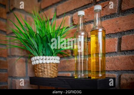 dettagli cucina interna. Bottiglie con olio, fiori, dipinti sul muro. Foto Stock