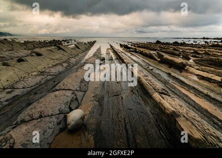 Flysch nella costa basca dei paesi Foto Stock