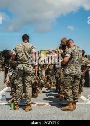 Marines USA con Combat Logistics Battaglione 4, 3d Marine Logistics Group e 2d Battaglione, 3d Marines, 3d Marine Division, ispezionano il peso dell'ingranaggio durante un'ispezione integrata a risposta rapida alla base aerea di Kadena, Okinawa, Giappone, 25 agosto 2021. Le ispezioni di routine con preavviso breve assicurano che i MEF Marines III rimangano pronti a implementare e mantenere rapidamente la sicurezza regionale nell'Indo-Pacifico. 3d MLG, con sede a Okinawa, in Giappone, è un'unità di combattimento implementata in avanti che funge da backbone di supporto completo per la logistica e il servizio di combattimento della III Marine Expeditionary Force per le operazioni in tutto l'Indo-Pa Foto Stock