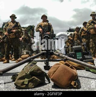 Marines USA con Combat Logistics Battalion 4, 3d Marine Logistics Group e 2d Battalion, 3d Marines, 3d Marine Division, stage an M2 durante un'ispezione integrata a risposta rapida alla base aerea di Kadena, Okinawa, Giappone, 25 agosto 2021. Le ispezioni di routine con preavviso breve assicurano che i MEF Marines III rimangano pronti a implementare e mantenere rapidamente la sicurezza regionale nell'Indo-Pacifico. 3d MLG, con sede a Okinawa, in Giappone, è un'unità di combattimento implementata in avanti che funge da backbone di supporto completo per la logistica e il servizio di combattimento della III Marine Expeditionary Force per le operazioni in tutto l'arco indoPacifico Foto Stock