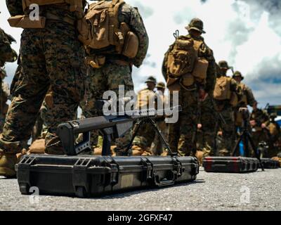 Marines USA con Combat Logistics Battalion 4, 3d Marine Logistics Group, e 2d Battalion, 3d Marines, 3d Marine Division Stage un fucile ad ambito M107 .50 Caliber Special Application durante un'ispezione integrata a risposta rapida alla base aerea di Kadena, Okinawa, Giappone, 25 agosto 2021. Le ispezioni di routine con preavviso breve assicurano che i MEF Marines III rimangano pronti a implementare e mantenere rapidamente la sicurezza regionale nell'Indo-Pacifico. 3d MLG, con sede a Okinawa, in Giappone, è un'unità di combattimento implementata in avanti che funge da backbone di supporto completo per la logistica e il servizio di combattimento della III Marine Expeditionary Force Foto Stock