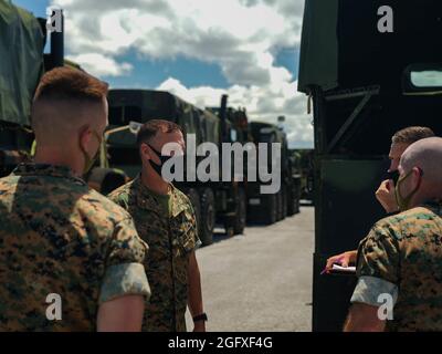 Ponte del corpo Marino degli Stati Uniti. Il Gen. Brian Wolford, comandante generale del 3d Marine Logistics Group, ispeziona le truppe durante un'ispezione integrata a risposta rapida alla base aerea di Kadena, Okinawa, Giappone, 25 agosto 2021. Le ispezioni di routine con preavviso breve assicurano che i MEF Marines III rimangano pronti a implementare e mantenere rapidamente la sicurezza regionale nell'Indo-Pacifico. 3d MLG, con sede a Okinawa, in Giappone, è un'unità di combattimento implementata in avanti che funge da backbone di supporto completo per la logistica e il servizio di combattimento della III Marine Expeditionary Force per le operazioni in tutta l'area di responsabilità Indo-Pacific. (U Foto Stock