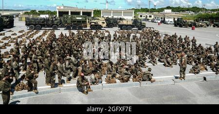 Matthew Tracy, comandante del 4° Reggimento Marino, divisione Marina 3d, parla con Marines e marinai della divisione Marina 3d e del gruppo logistica Marina 3d durante un'ispezione integrata a risposta rapida alla base aerea di Kadena, Okinawa, Giappone, 25 agosto 2021. Le ispezioni di routine con preavviso breve assicurano che i MEF Marines III rimangano pronti a implementare e mantenere rapidamente la sicurezza regionale nell'Indo-Pacifico. 3d MLG, con sede a Okinawa, in Giappone, è un'unità di combattimento implementata in avanti che funge da backbo di supporto completo per la logistica e il servizio di combattimento della III Marine Expeditionary Force Foto Stock