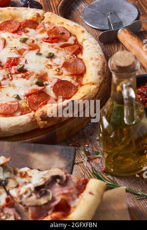 fette di pizza su un tavolo di legno Foto Stock