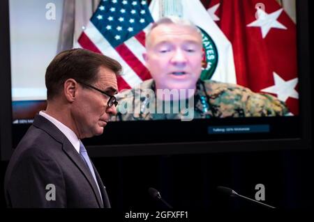 Kenneth F. McKenzie Jr., comandante, comando centrale degli Stati Uniti (partecipazione virtuale), ha brevemente mandato i media nella Briefing Room del Pentagono, Washington, D.C., 26 agosto 2021. (Foto DOD di Lisa Ferdinando) Foto Stock