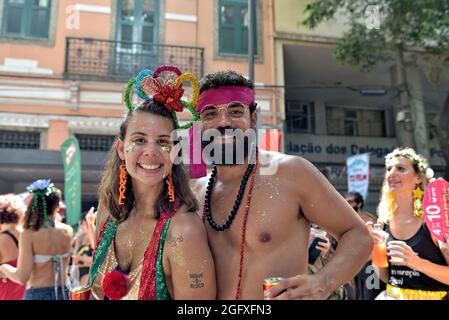 Brasile – 16 febbraio 2020: Gli amici hanno un'esplosione durante il Carnevale di strada a Rio de Janeiro, uno dei festival più famosi del mondo Foto Stock