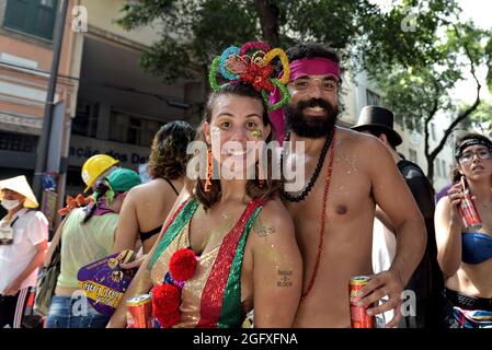 Brasile – 16 febbraio 2020: Gli amici hanno un'esplosione durante il Carnevale di strada a Rio de Janeiro, uno dei festival più famosi del mondo Foto Stock