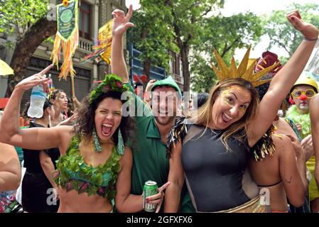 Brasile – 16 febbraio 2020: Gli amici hanno un'esplosione durante il Carnevale di strada a Rio de Janeiro, uno dei festival più famosi del mondo Foto Stock