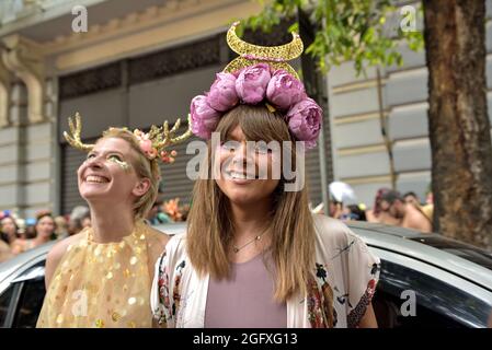 Brasile – 16 febbraio 2020: Gli amici hanno un'esplosione durante il Carnevale di strada a Rio de Janeiro, uno dei festival più famosi del mondo Foto Stock