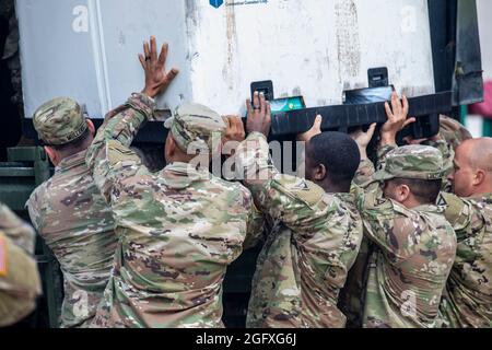 7° Army Training Command Soldiers carica donazioni su un veicolo tattico medio leggero per il trasporto alla base aerea di Ramstein nella Germania sudoccidentale 27 agosto 2021, a Netzaberg, Germania. Le donazioni sosterranno l'operazione Allies Refuge, un'operazione militare in corso negli Stati Uniti per il sollevamento aereo di civili afghani selezionati a rischio, in particolare interpreti, dipendenti dell'Ambasciata degli Stati Uniti e altri candidati al visto speciale per immigrati (SIV), provenienti dall'Afghanistan. (STATI UNITI Esercito foto di SPC. Nathaniel Gayle) Foto Stock