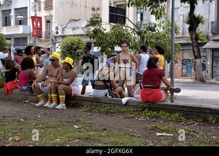 Brasile - 16 febbraio 2020: I festaioli fanno una pausa durante una festa di Carnevale a Rio de Janeiro, uno dei festival più famosi del mondo. Foto Stock