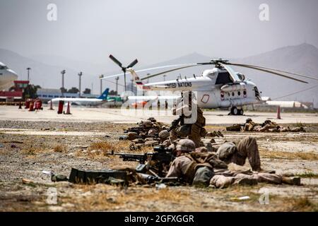 Marines assegnato al Marine Air Ground Task Force-Crisis Response-Central Command fornire sicurezza all'aeroporto internazionale Hamid Karzai, agosto 18. I membri del servizio degli Stati Uniti stanno assistendo il Dipartimento di Stato con un prelievo ordinato di personale designato in Afghanistan. (STATI UNITI Foto del corpo marino di 1° Ora. Mark Andries) Foto Stock