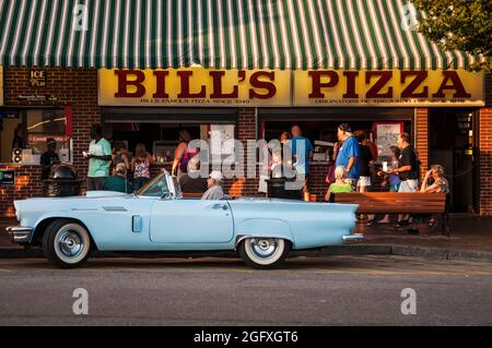 Vecchio vintage parcheggiato vicino a un pizzeria in Old Orchard Beach Maine Foto Stock