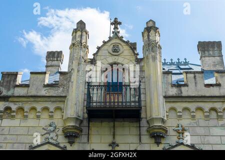 Un balcone con torri da Castel Sturdza, Mylauseni, Romania Foto Stock