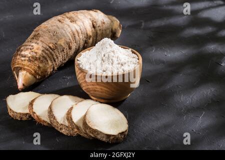 Radice di Taro dell'esculenta della colocasia e farina di Taro organica in una ciotola Foto Stock