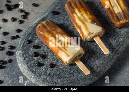 Thai Iced Coffee Ice Cream Bar con Boba Foto Stock