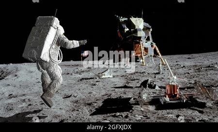 Rendering 3D. Astronauta che salta sulla luna. Animazione CG. Elementi di questa immagine forniti dalla NASA. Foto Stock