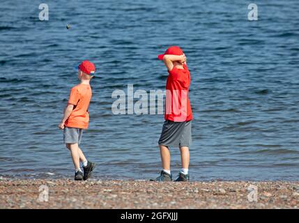 Fortrose Bay, Ross and Cromarty, Scozia, tempo britannico. 27 agosto 2021. Soleggiato dopo un inizio nebbiosa per questi potenziali osservatori di delfini, tuttavia purtroppo i Delfini hanno avuto un giorno fuori e non è arrivato per i molti fotografi e turisti che si sono rivolti al popolare areato di osservazione vedere loro. Credit: Arch White/Alamy Live News Foto Stock