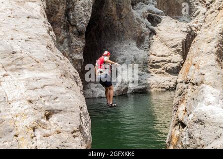 SOMOTO, NICARAGUA - 24 APRILE 2016: Uomo che salta in un'acqua nel canyon di Somoto. Foto Stock