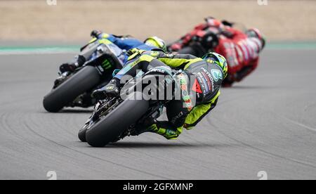 Valentino Rossi di Yamaha durante la giornata di prove Monster Energy British Grand Prix MotoGP a Silverstone, Towcester. Data foto: Venerdì 27 agosto 2021. Foto Stock