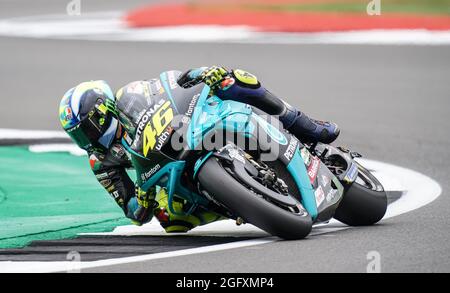 Valentino Rossi di Yamaha durante la giornata di prove Monster Energy British Grand Prix MotoGP a Silverstone, Towcester. Data foto: Venerdì 27 agosto 2021. Foto Stock