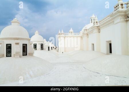 Tetto imbiancato di una cattedrale di Leon, Nicaragua Foto Stock