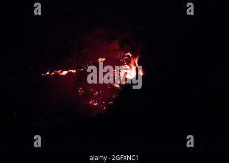 Lava incandescente nel cratere del vulcano Telica, Nicaragua Foto Stock
