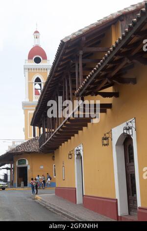 GRANADA, NICARAGUA - 28 APRILE 2016: Edifici coloniali e una cattedrale di Granada, Nicaragua Foto Stock