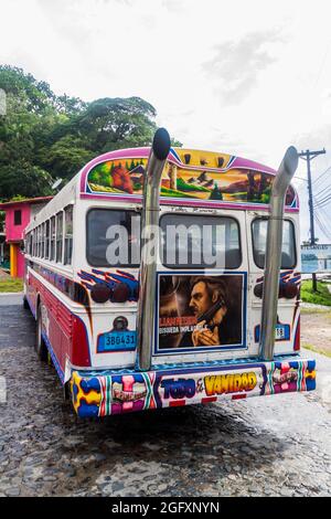 PORTOBELO, PANAMA - 28 MAGGIO 2016: Autobus di pollo colorato, ex bus della scuola degli Stati Uniti. Nel villaggio di Portobelo Panama Foto Stock