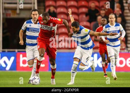 Uche Ikpeazu di Middlesbrough e Yoann Barbet della battaglia QPR - Middlesbrough contro Queens Park Rangers, Sky Bet Championship, Riverside Stadium, Middlesbrough, Regno Unito - 18 agosto 2021 solo per uso editoriale - si applicano le restrizioni DataCo Foto Stock